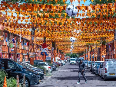 Jalanan di Den Haag, Belanda disulap menjadi lautan oranye jelang Piala Dunia 2026. (AP Photo/Patrick Post)
