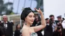 Fan Bingbing berpose untuk fotografer setibanya di upacara pembukaan festival film Cannes 2023, Cannes, Prancis selatan, Selasa, 16 Mei 2023. (AP Photo/Vianney Le Caer)