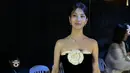 Bae Suzy tampil mengenakan long dress strapless two tone dengan luaran hitam velvet dan rok putih dari Richard Quinn dihiasi bunga putih serta perhiasannya. @skuukzky