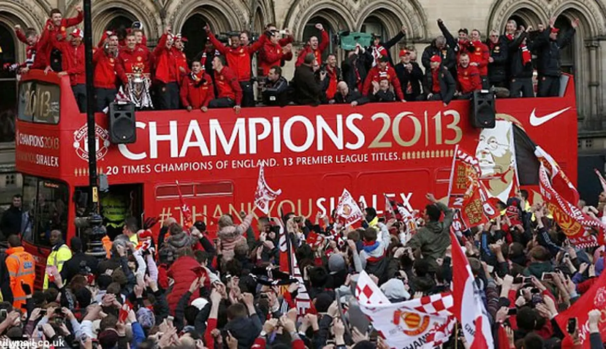 Parade kemenangan Manchester United di atas bus.