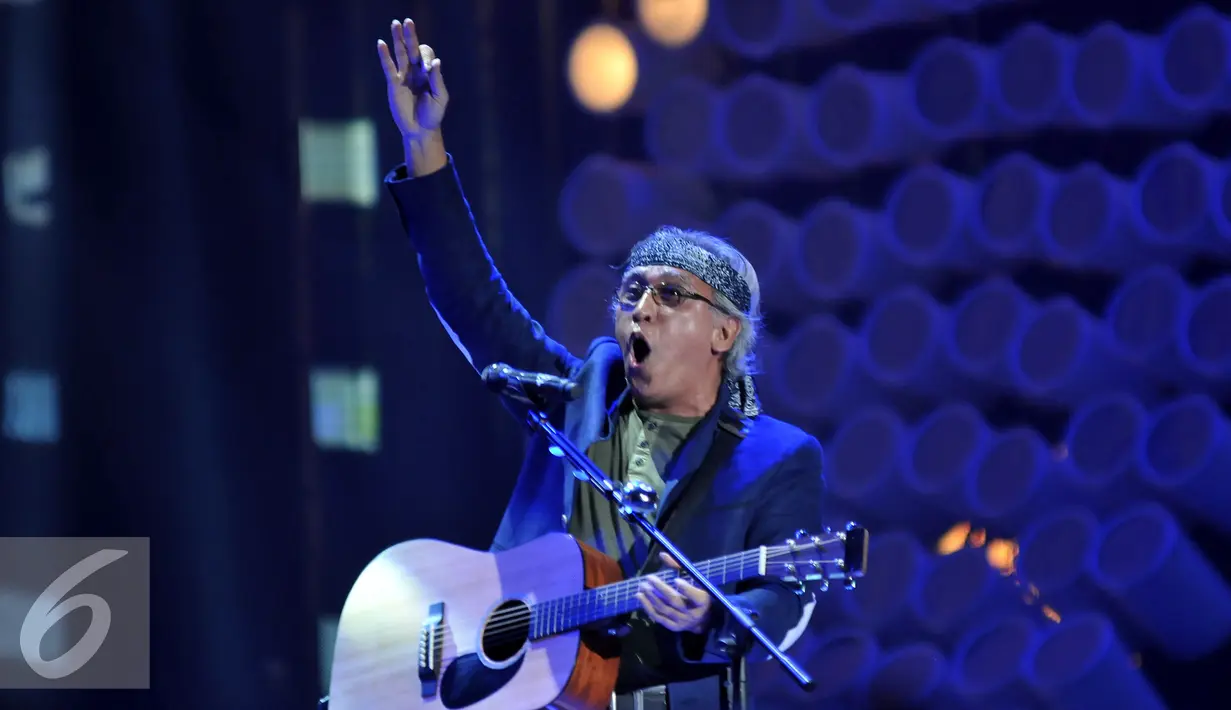 Iwan Fals merupakan satu dari musisi papan atas yang mengisi malam puncak HUT 26 SCTV, Jakarta, Rabu (24/8). Musisi lain seperti NOAH, Raisa, dan Afgan turut memeriahkan panggung Istora Senayan. (Liputan6.com/Johan Tallo)