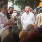 Presiden Jokowi usai menjadi saksi nikah adiknya langsung melakukan blusukan di Pasar Gede Solo dan menyalurkan bansos kepada masyarakat penerima, Kamis (26/2).(Liputan6.com/Fajar Abrori)
&nbsp;