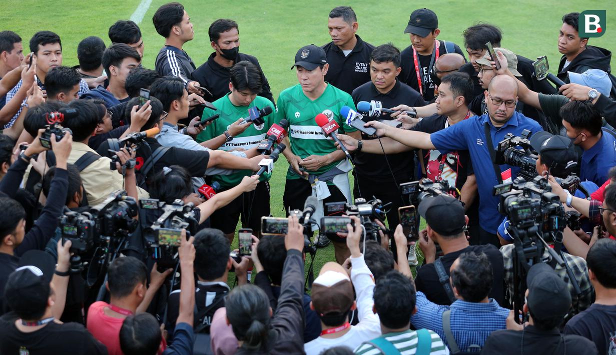<p>Pelatih Timnas Indonesia, Shin Tae-yong menjawab pertanyaan para wartawan saat sesi latihan di Lapangan A Gelora Bung Karno (GBK), Senayan, Jakarta Pusat, Kamis (15/6/2023) sore WIB. Latihan dilakukan sebagai persiapan menghadapi Timnas Argentina pada laga persahabatan FIFA Matchday, 19 Juni 2023 di Stadion Utama Gelora Bung Karno. (Bola.com/Bagaskara Lazuardi)</p>