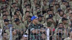 Anggota TNI yang berasal dari berbagai satuan menyaksikan laga antara PS TNI melawan Pusamania Borneo FC  pada lanjutan Piala Jenderal Sudirman di Stadion Gelora Delta Sidoarjo, Jawa Timur, Rabu (18/11/2015). (Bola.com/Vitalis Yogi Trisna)