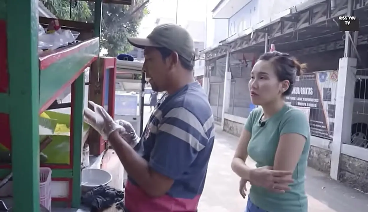 Kalau biasanya dibungkus dan makan di rumah, kali ini Ayu sengaja makan di tempat. Ayu juga tampak akrab dengan Jupri, pedagang mie tersebut. [Youtube/Qiss You TV]
