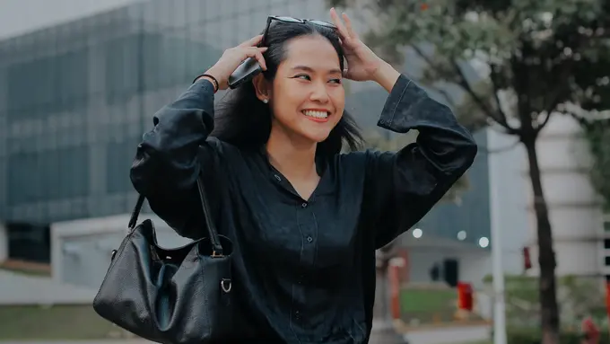 perempuan mandiri baju hitam dewasa single