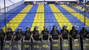 Petugas keamanan bersiaga di tiap laga pertandingan Deportivo Capiata. (AP Photo/Jorge Saenz)