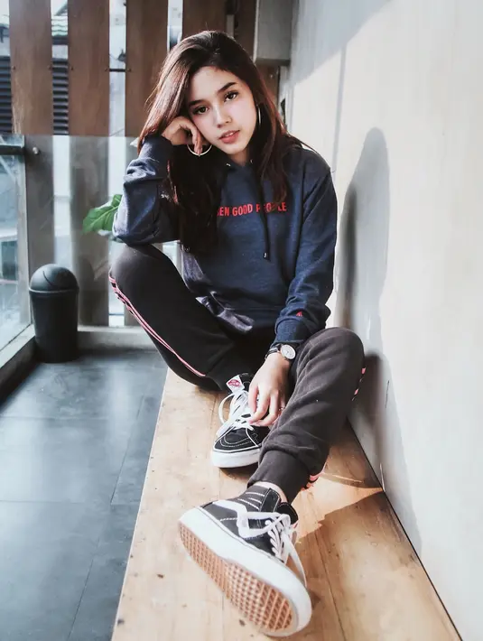 Artis cantik pemilik 391 ribu followers di instagram ini, tampil dengan hoodie dan celana serba gelap. Penampilannya tampak sporty ditambah dengan sneakers. Ia juga membintangi sebuah film horor yang baru tayang berjudul Nightmare Side The Movie. (Liputan6.com/IG/@faynabilalxndr)