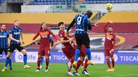 Striker Inter Milan Romelu Lukaku menanduk bola pada laga Liga Italia melawan AS Roma di Olimpico, Minggu (10/1/2021). (AFP/Vincenzo Pinto)