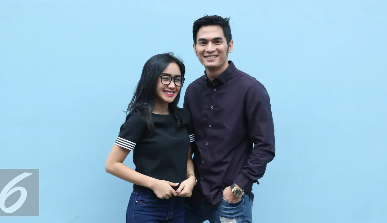 Cita Citata dan Ichal Muhammad berpose saat ditemui di kawasan Tendean, Jakarta, Jumat (29/4). Menurut Cita, ada keuntungan tersendiri memiliki pacar dari latar belakang yang sama yaitu bisa saling sharing tentang pekerjaan. (Liputan6.com/Herman Zakharia)