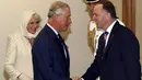 Pangeran Charles dan istri keduanya Camilla disambut PM Selandia Baru John Key di Government House in Wellington, Selandia Baru, (4/11/2015).  Pangeran Charles memulai kunjungannya di Australia dan Selandia baru selama 12 hari. (REUTERS/Anthony Phelps)
