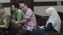 Terdakwa kasus suap dana hibah Kemenpora pada KONI yang juga Deputi IV Kemenpora Mulyana (kedua kanan) usai sidang pembacaan pledoi di Pengadilan Tipikor, Jakarta, Kamis (29/8/2019). Sebelumnya, JPU KPK menuntut Mulyana dengan hukuman 7 tahun dan denda Rp200 juta. (Liputan6.com/Helmi Fithriansyah)