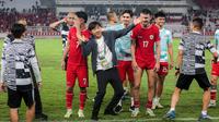 Pelatih Timnas Indonesia, Shin Tae-yong berjoget saat para penonton meneriakkan namanya setelah laga Grup F Kualifikasi Piala Dunia 2026 antara Timnas Indonesia Vs Vietnam di Stadion Utama Gelora Bung Karno (SUGBK), Senayan, Jakarta, Kamis (21/03/2024). (Bola.com/Bagaskara Lazuardi)