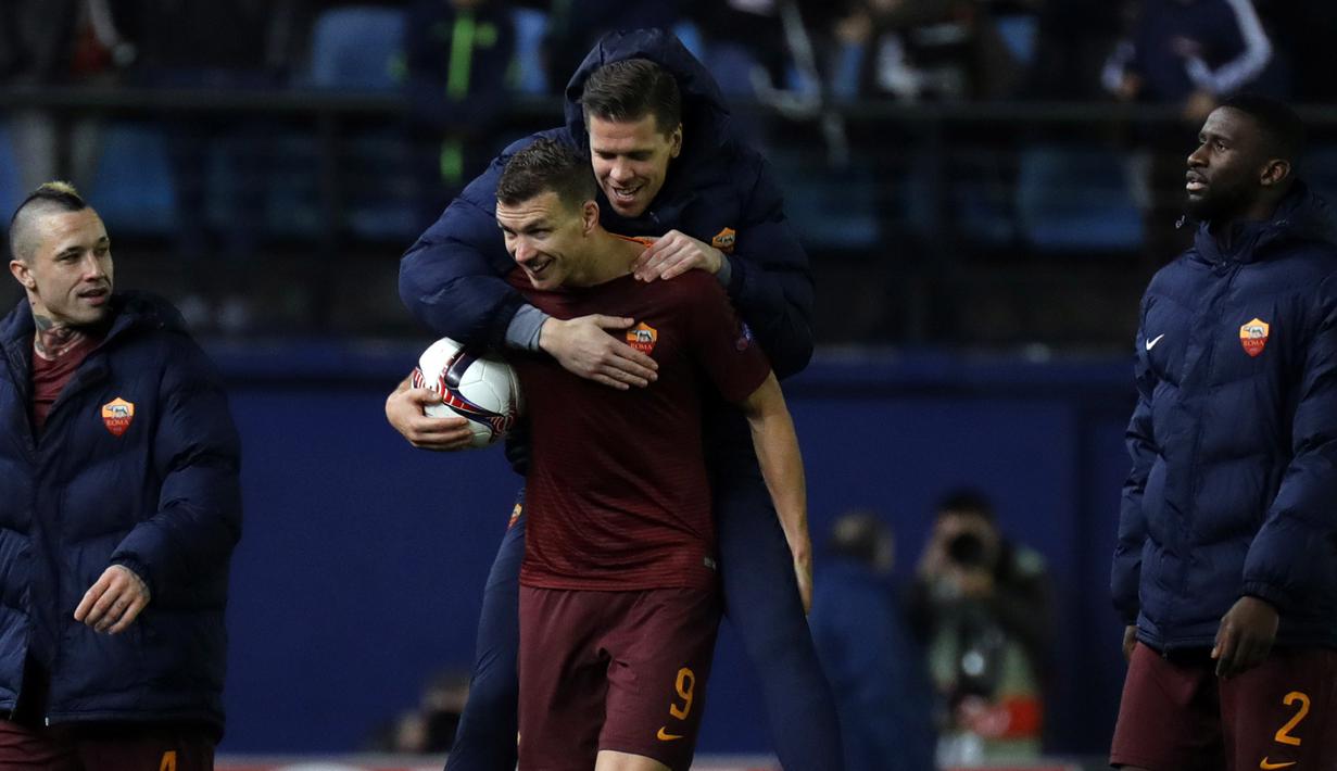 Pemain Roma, Edin Dzeko (tengah) merayakan tiga golnya bersama rekan-rekannya usai laga melawan Villareal pada laga 32 besar Liga Eropa di Ceramica stadium, Villarreal, (16/2/2017). Roma menang 4-0. (AFP/Jose Jordan)