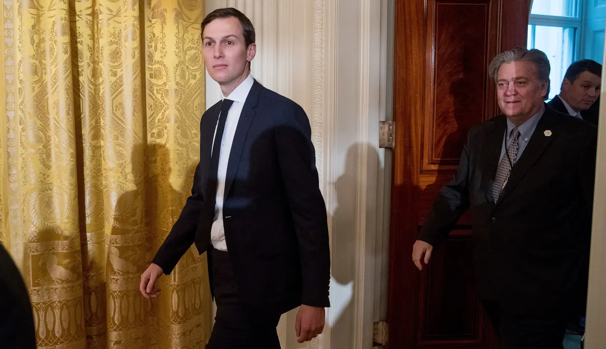 Penasihat Senior Presiden, yang juga menantu Presiden AS Donald Trump, Jared Kushner bersama Stephen Bannon setibanya untuk mengikuti pelantikan penasihat senior dan staf di Ruang Timur Gedung Putih, Washington, Minggu (22/1). (AP Photo/Andrew Harnik)