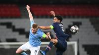 Duel dua kapten kesebelasan pada leg 1 semifinal Liga Champions. Kevin De Bruyne dari Manchester City (kiri) dan Marquinhos dari PSG. (Anne-Christine POUJOULAT / AFP)