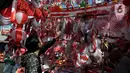 Warga membeli ragam jenis aksesoris Hari Ulang Tahun (HUT) ke-78 Republik Indonesia (RI) di Pasar Jatinegara, Jakarta, Selasa (1/8/2023). Antusiasme masyarakat menyambut HUT ke-78 RI sangat tinggi. (merdeka.com/Imam Buhori)
