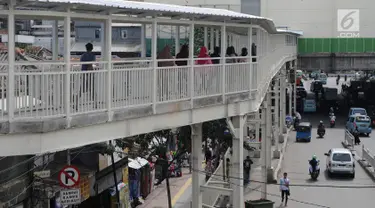 Penampakan jembatan penyeberangan multiguna (JPM) atau Skybridge Tanah Abang, Jakarta, Kamis (7/2). Mulai 7 Februari 2019, pejalan kaki dilarang melewati Jalan Jatibaru yang berada di bawah Skybridge Tanah Abang. (Liputan6.com/Herman Zakharia)