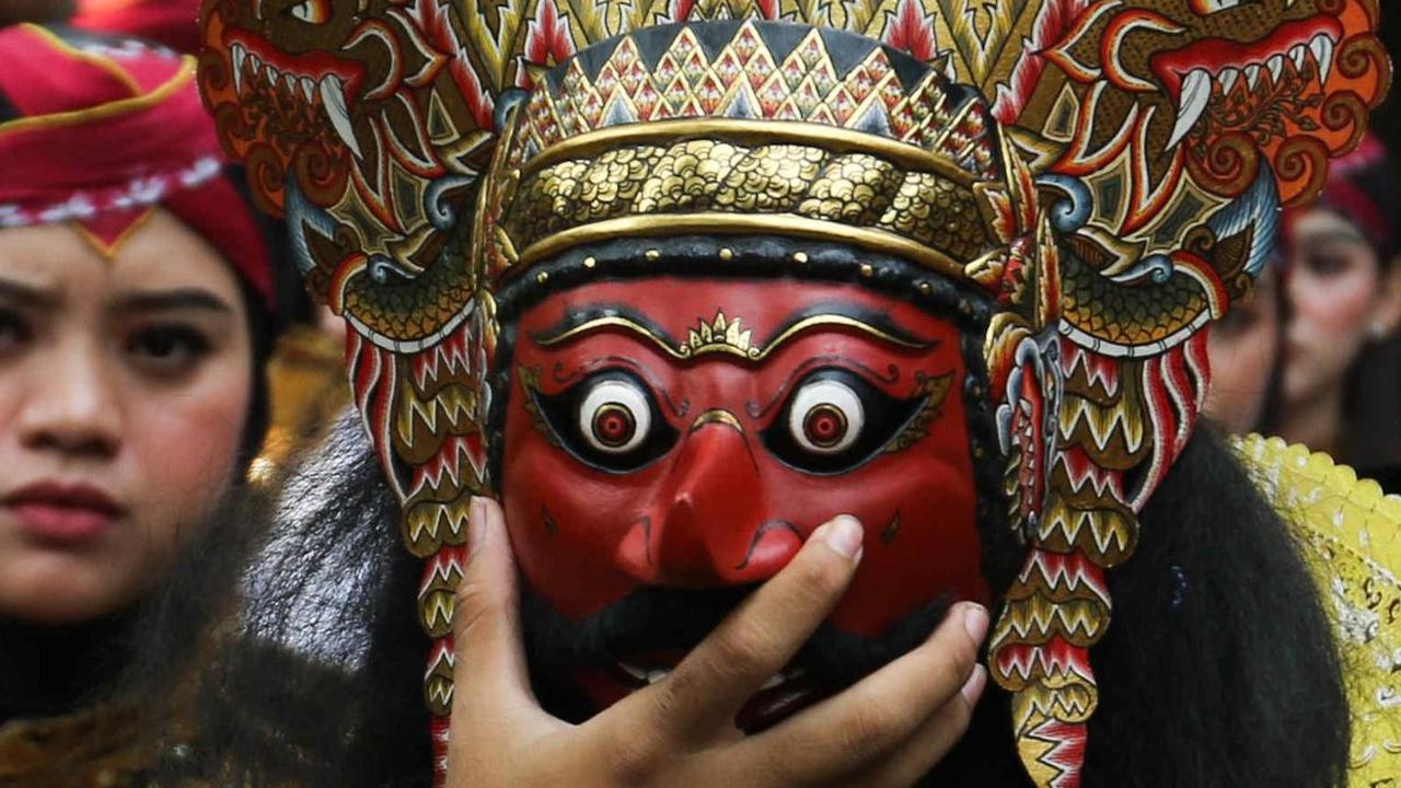 Selain itu ada Klono Sewandono adalah penari menggambarkan sosok raja dari kerajaan Bantarangin yang merupakan bagian dari seni Reog Ponorogo.