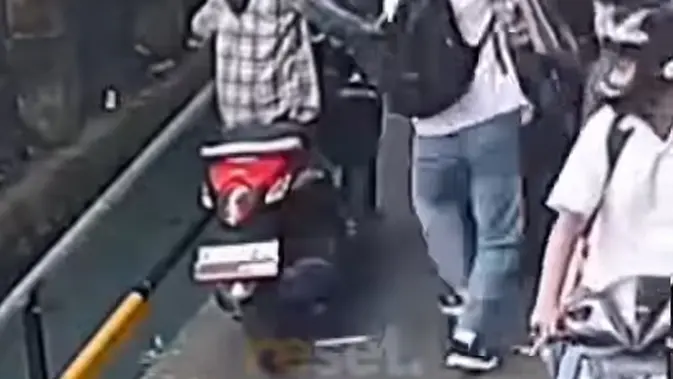 CCTV Rekam Pembacokan Pelajar di Palmerah, Korban Luka 7 Jahitan