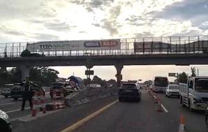 Rekayasa lalu lintas berupa contraflow dari KM 55 sampai dengan KM 47 arah Jakarta pada Ruas Jalan Tol Jakarta–Cikampek akibat padatnya kendaraan saat libur paskah. (Foto: Tangkapan video Jasamarga).