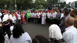 Pemuka agama memimpin doa saat relawan Indonesia Bersatu menggelar aksi potong tumpeng di depan Istana Negara, Jakarta, Jumat (5/7/2019). Aksi tersebut merupakan syukuran atas terpilihnya Joko Widodo atau Jokowi sebagai Presiden RI untuk kedua kalinya. (Liputan6.com/JohanTallo)