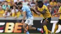 Pemain Wolverhampton Wanderers, Marshall Munetsi (kanan), berebut bola dengan pemain Manchester City, Rayan Ait-Nouri, dalam pertandingan Liga Inggris di Stadion Molineux, Wolverhampton, Inggris, Sabtu, 16 Agustus 2025. (AP Photo/Dave Shopland)