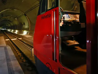 Sebuah kereta uji coba saat berada di terowongan NEAT Gotthard di pegunungan Alpen, Swiss, (10/3). Terowongan yang menembus pegunungan Alpen ini didapuk menjadi terowongan terpanjang di dunia. (REUTERS/Arnd Wiegmann)