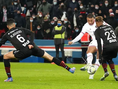 Pemain Paris Saint-Germain Kylian Mbappe mencetak gol ke gawang Rennes pada pertandingan sepak bola League One Prancis di Stadion Parc des Princes, Paris, Prancis, 11 Februari 2022. Paris Saint-Germain menang 1-0. (AP Photo/Michel Euler)