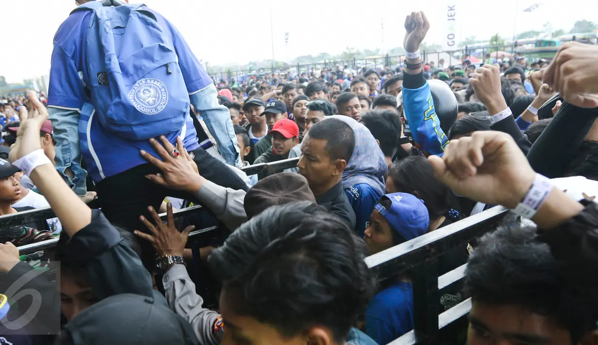 Pendukung Persib Bandung atau Bobotoh mulai padati Stadion Gelora Bandung Lautan Api (GLBA), Jawa Barat, Sabtu (15/4). Bobotoh penasaran ingin melihat aksi Essien dan Cole di laga perdana Maung Bandung. (Liputan6.com/Yoppy Renato)