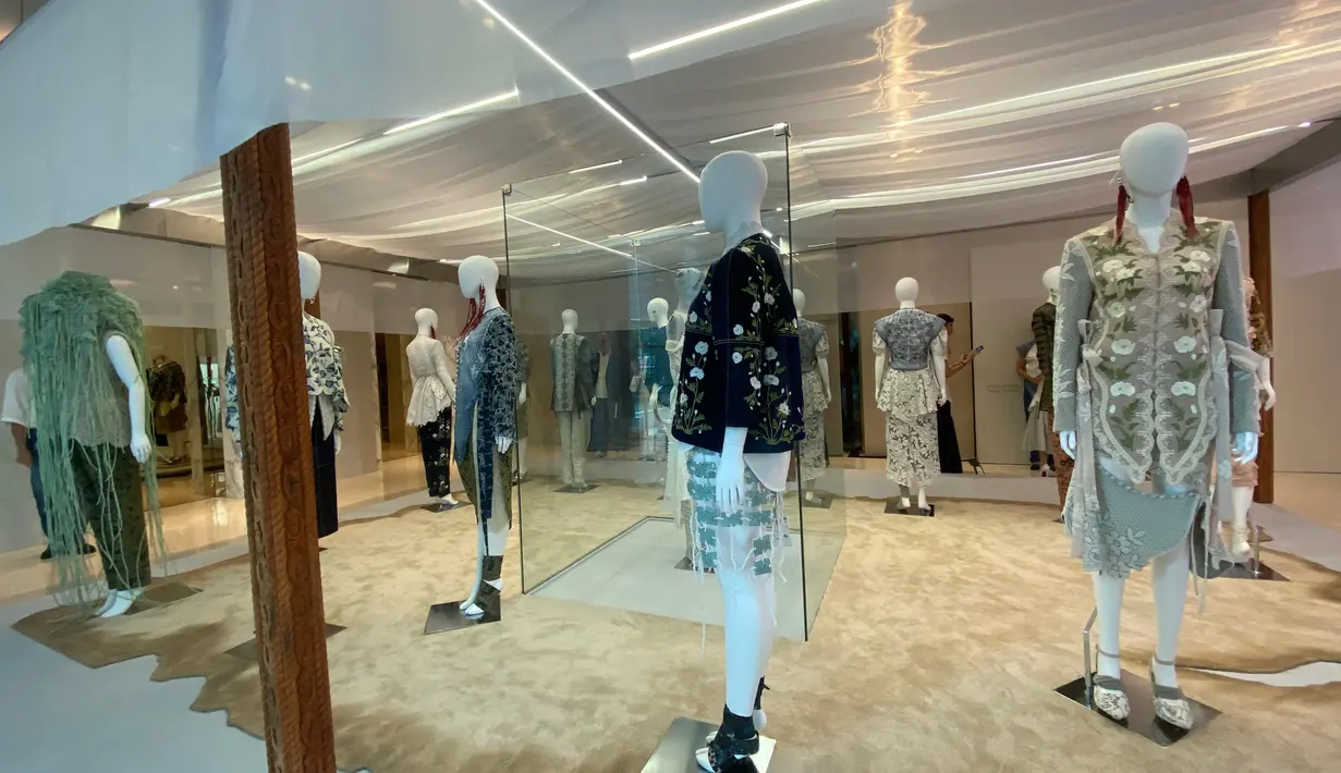 Namun, tak lama usai harapan usai pandemi muncul, hadir emosi pula seputar kegalauan dan pertanyaan dari kondisi perang hingga ketidakstabilan politik. Ia merasa tak berdaya dan sedikit putus asa. Kemudian, muncul ajakan kolaborasi dari Bank Indonesia yang mempertemukannya dengan pengrajin batik dari Tuban dan Cirebon.  [ Foto: Fimela.com ]