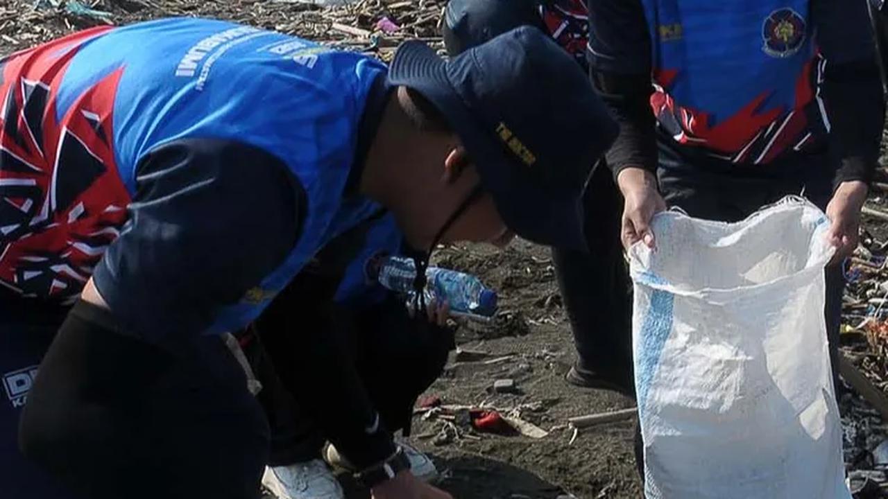 Suasana kegiatan bersih-bersih Pantai Cibutun, pada Jumat (6/10/2023).