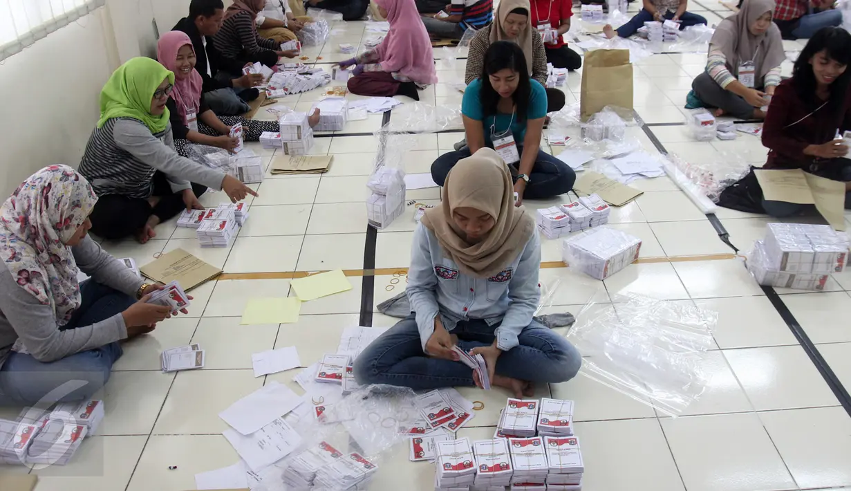 Pekerja melipat surat suara yang akan didistribusikan di Kantor KPU, Jakarta, Kamis (2/2). KPU Kota Administrasi Jakarta Barat distribusikan 2000 lebih alat bantu bagi pemilih tunanetra untuk tiap TPS di wilayah Jakarta Barat. (Liputan6.com/Yoppy Renato)