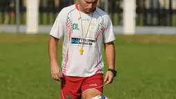 Di sela-sela latihan, pelatih Persipura, Oswaldo Lessa mengisi waktu dengan memainkan bola di Lapangan C Senayan, Jakarta, (5/5/2015). Latihan tersebut persiapan jelang AFC 2015 di Bengaluru, India, 12 Mei mendatang. (Liputan6.com/Helmi Fithriansyah)