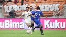 <p>Pemain Persija Jakarta, Rayhan Hannan (kiri) berusaha melewati adangan pemain PSIS Semarang, Ahmad Syiha Buddin pada laga turnamen mini RCTI Premium Sports di Jakarta International Stadium (JIS), Jakarta, Kamis (30/5/2024). (Bola.com/Abdul Aziz)</p>