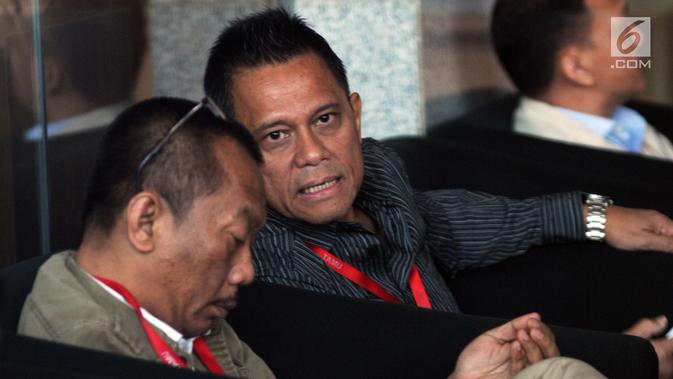 Presiden Komisaris PT Mugi Rekso Abadi Soetikno Soedarjo (kanan) bersiap menjalani pemeriksaan di Gedung KPK, Rabu (7/8/2019). Soetikno diperiksa sebagai tersangka karena diduga menjadi pihak yang memberikan suap kepada tersangka mantan Dirut Garuda Indonesia Emirsyah Satar (merdeka.com/Dwi Narwoko)
