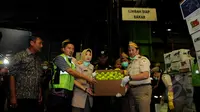 Sejumlah petugas dari Badan Karantina Kementerian Pertanian menunjukkan salah satu jenis apel tidak layak dan tidak aman makan untuk dimusnahkan dengan alat pembakar insenerator di Karawang, Jawa Barat, Jumat (6/3/2015). (Liputan6.com/Helmi Fithriansyah)