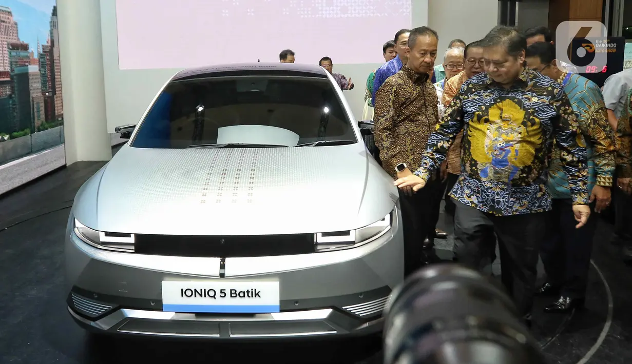 Perhatian Menko Airlangga dan Menperin Agus Gumiwang tercuri oleh mobil listrik Hyundai Ioniq 6. (Liputan6.com/Angga Yuniar)