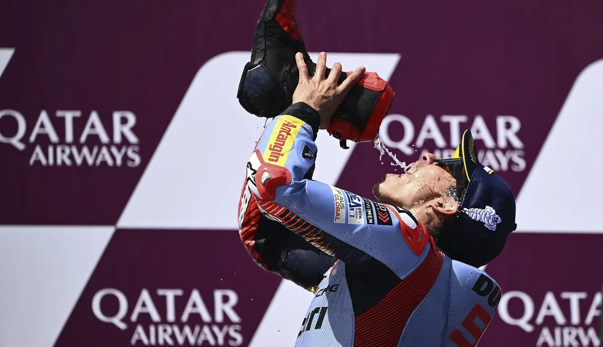 Pembalap Gresini Racing, Marc Marquez, melakukan selebrasi dengan meminum air dari sepatunya usai memenangi balapan MotoGP Australia 2024 yang berlangsung di Sirkuit Phillip Island, Australia, Minggu (20/10/2024). (Foto AP/Gambar AAP/Joel Carrett)