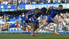 Penggawa Chelsea merayakan keberhasilan meraih trofi juara Liga Premier Inggris musim 2014/2015. (Reuters/Dylan Martinez)
