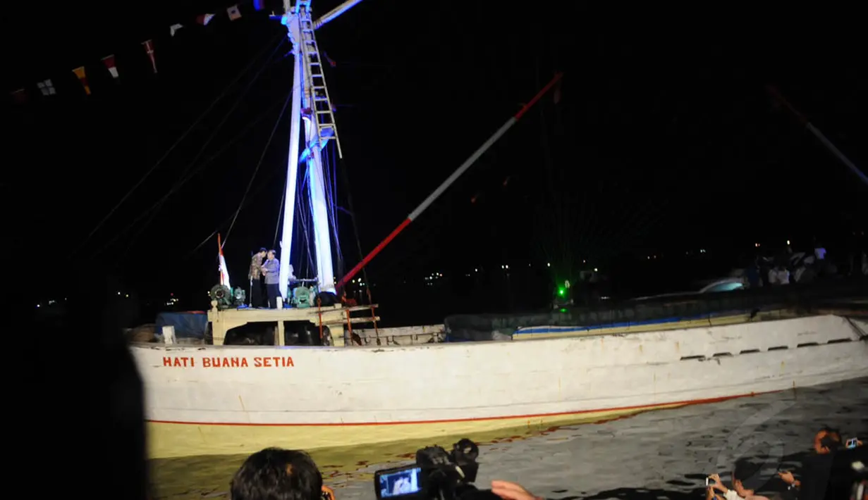 Kapal tempat Jokowi berpidato sebenarnya merupakan kapal angkut barang yang telah dihias sedemikian rupa dengan lampu laser warna-warni dan ornamen bendera, Jakarta, Selasa (22/7/14). (Istimewa)