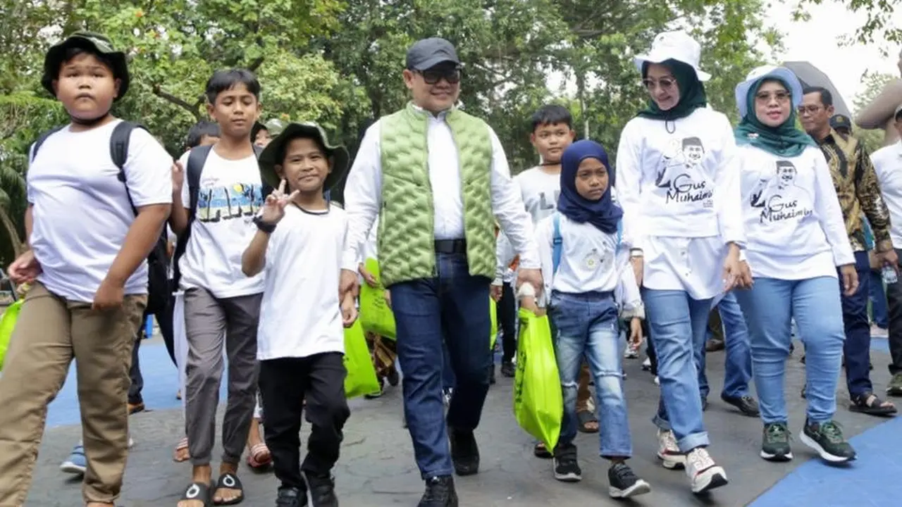 Ketua Umum Partai Kebangkitan Bangsa (PKB) Abdul Muhaimin Iskandar bersama DPP Perempuan Bangsa mengajak 1000 anak Yatim Piatu dari sejumlah daerah di Jabodetabek berwisata ke Taman Impian Jaya Ancol, Jakarta, Sabtu (29/7).