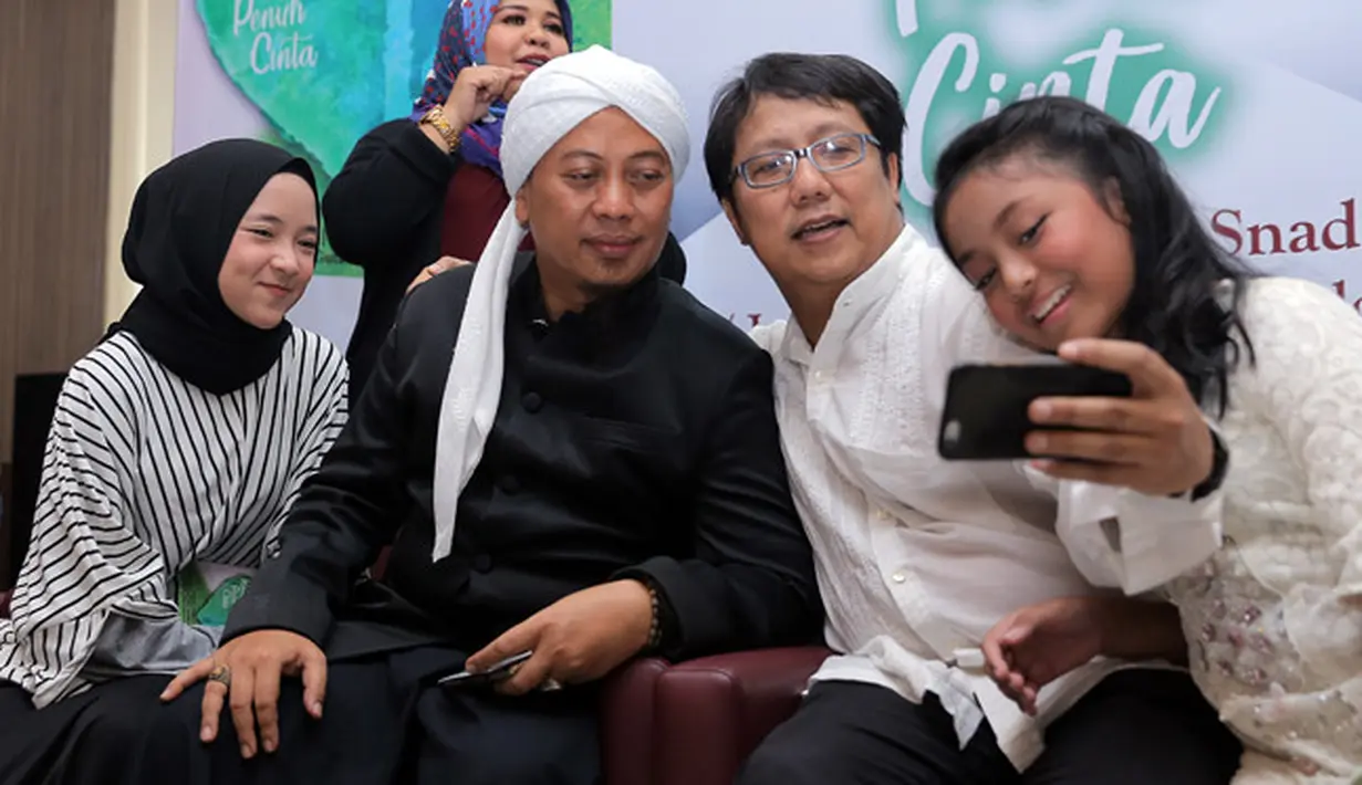 Penyanyi religi Opick hadir dalam acara peluncuran album Ramadhan Penuh Cinta bersama Label musik Jagonya Musik & Sport (JMSI). Peluncuran album di KFC Kemang, Jakarta Selatan, Jumat (4/5/2018). (Deki Prayoga/Bintang.com)