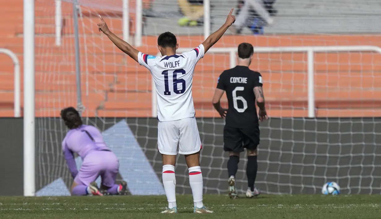 Selebrasi striker Timnas Amerika Serikat U-20, Owen Wolff setelah mencetak gol pertama ke gawang Selandia pada laga babak 16 besar Piala Dunia U-20 2023 di Malvinas Argentinas Stadium, Mendoza, Argentina, Rabu (31/5/2023) dini hari WIB. (AP Photo/Natacha Pisarenko)