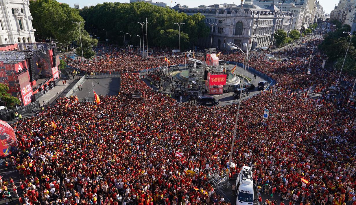 Parade juara melewati beberapa jalan paling terkenal di kota tersebut sebelum tiba di Plaza Cibeles, di mana puluhan ribu penggemar menunggu untuk menyambut mereka. (CESAR MANSO / AFP)