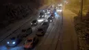 Sejumlah mobil terjebak salju tebal yang menyelimuti Jalan Lingkar M30 di Madrid, Spanyol, Jumat (8/1/2021). Ribuan mobil terjebak salju tebal akibat Badai Filomena yang menghantam Madrid dan sebagian besar wilayah Spanyol. (OSCAR DEL POZO/AFP)