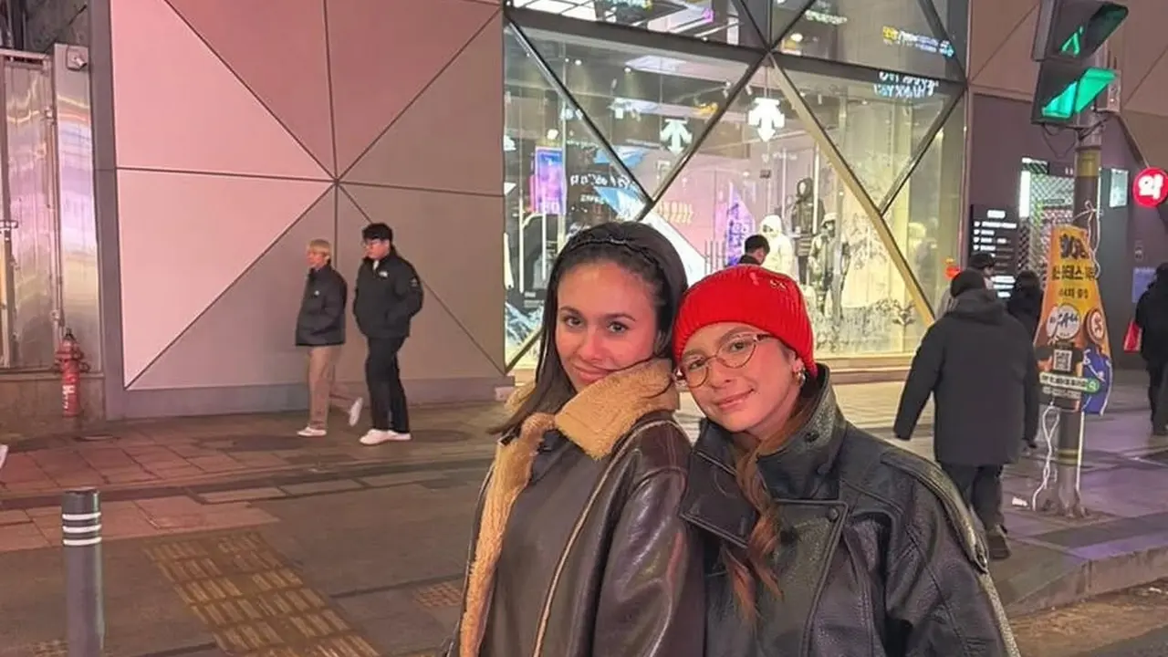 Liburan ke Korea Selatan, Wulan Guritno dan Shaloom Razade Tampil Kompak dengan Jaket Kulit yang Stylish