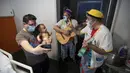 Badut dari LSM Media Sunrise (Senyuman Medis) tampil untuk pasien berusia satu tahun Eressea dan ayahnya di sayap anak-anak Rumah Sakit Son Espases, Palma de Mallorca, Spanyol, 8 Maret 2021. (JAIME REINA/AFP)