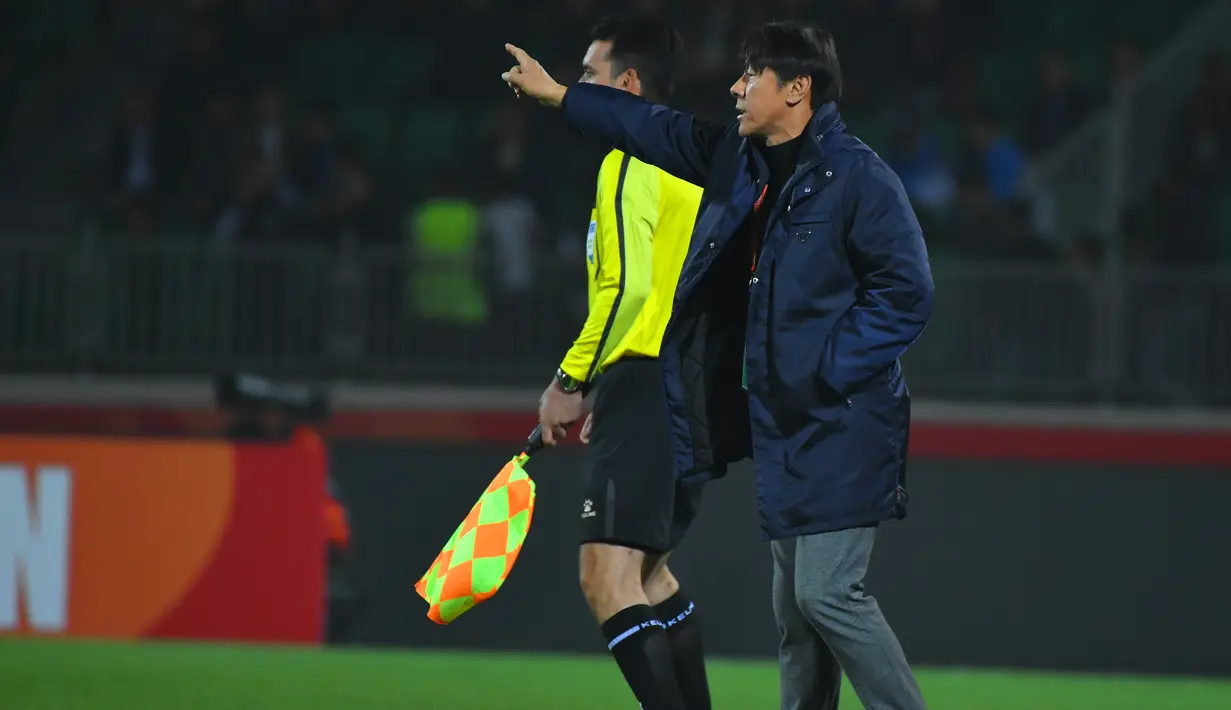 <p>Pelatih Timnas Indonesia U-20, Shin Tae-yong saat menghadapi Uzbekistan U-20 pada laga matchday ketiga Grup A Piala Asia U-20 2023 di Istiqlol Stadium, Fergana, Uzbekistan, Selasa (7/3/2023) malam WIB. (AFC/Tolibjon Kosimov Tokhririvich)</p>