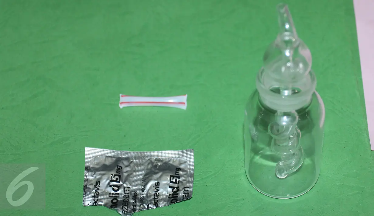 Barang bukti alat hisap sabu, 0,7 gram sabu, dan obat-obatan saat gelar barang bukti penangkapan pedangdut Ridho Rhoma di Mapolres Jakarta Barat, Sabtu (25/03). Penangkapan dilakukan di sebuah hotel di kawasan Tanjung Duren. (Liputan6.com/Herman Zakharia)